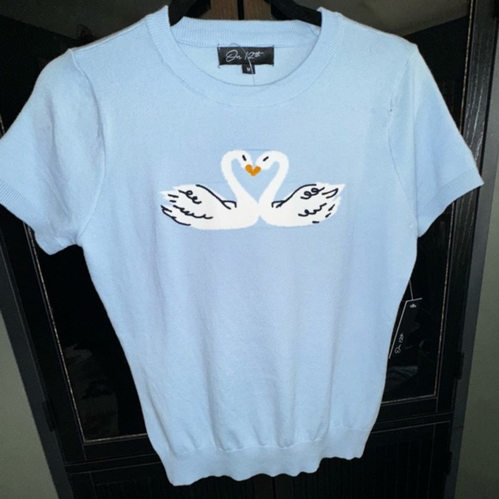 NWT On 12th Blue Short Sleeve Sweater with Swan Design Sz M